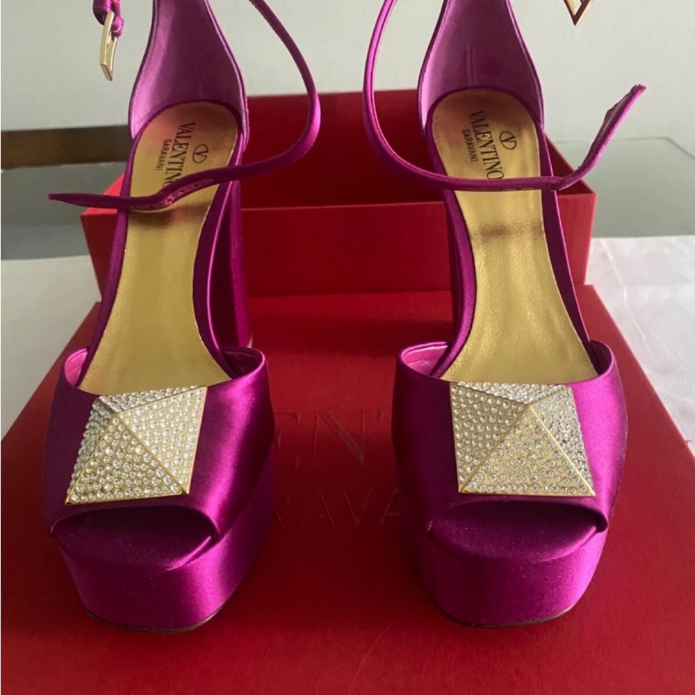 VALENTINO GARAVANI OPEN TOE PUMP WITH ONE STUD PLATFORM IN SATIN ROSE 120MM